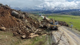 Muşta kara yolu çöktü