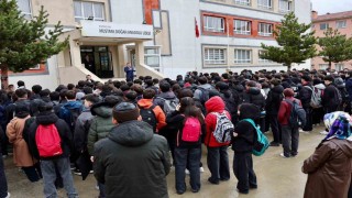 Mustafa Doğan Anadolu Lisesinde şehitler için saygı programı