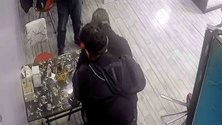 Nefes borusuna çilek takılan döner ustasını kurye kurtardı