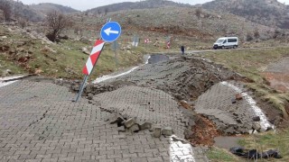 Nemrut Dağı yolunda heyelan meydana geldi