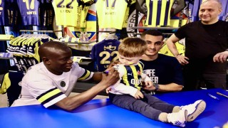 NGolo Kante ve Levent Mercan imza gününde taraftarla buluştu