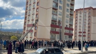 Niğdede 5. katta çıkan yangında 4 kişi tedbir amaçlı hastaneye kaldırıldı