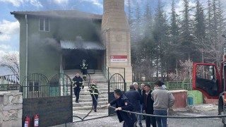 Niğdede camide yangın, ekiplerin müdahalesi sürüyor