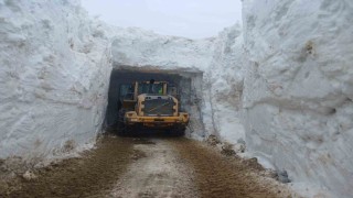 Nisan ayında 6 metreyi bulan karda yol açma çalışması