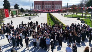 Öğrenciler, İstiklal Meydanında kitap okudu