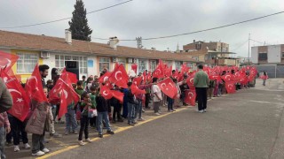 Öğrenciler okula bayrak ve çiçeklerle gitti