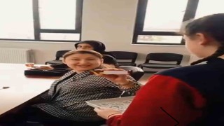 Öğrencilerden anlamlı mesaj: Öğretmene silah değil, çikolata uzatılır