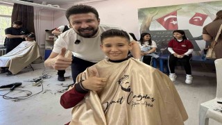 Öğrencilerin yüzü gülsün diye iş yerinin kapısına kilit vurdu