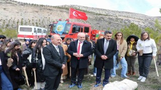 Öğretmen adayları fidanları toprakla buluşturdu