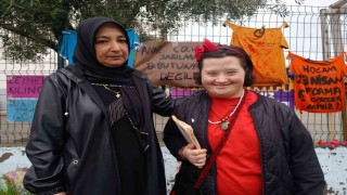 Öğretmen Ayla Karanın yakınları okulda dua etti