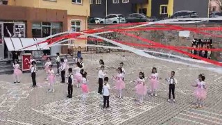 Öğretmenin üzerine tabela düştü
