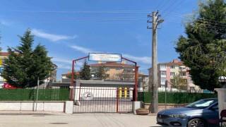 Okul çevresindeki ‘şüpheli ekipleri harekete geçirdi