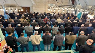 Okul saldırısında hayatını kaybedenler için gıyabi cenaze namazı kılındı