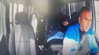Okul servisi ile kamyonet kafa kafaya çarpıştı: Emniyet kemeri takılı olmayan öğrenci koridora uçtu
