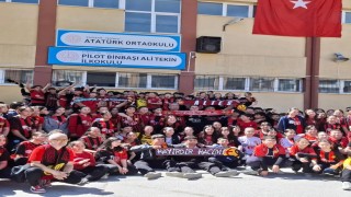 Okula Eskişehirsor formasıyla gelip teneffüslerde yaptıkları tezahüratlarla takımlarının başarısını kutladılar