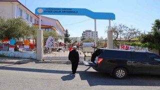 Okuldaki saldırıdan kurtulan öğrenci annesiyle okula gelip eşyalarını aldı