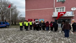 Okullarda öğrenciler Türk Bayrağı ile karşılandı
