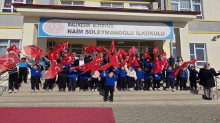 Okullarda Türk bayraklı tören