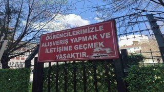 Okulun bahçesindeki çevre tellerine asılan iletişim yasağı notu dikkat çekti