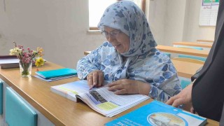 Okuma aşkı yarım kalmadı 66 yaşında okuryazar oldu