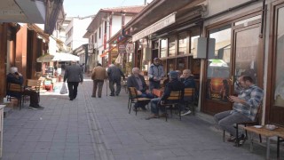 Ölen müşterilerinin hatıralarını kıraathanenin duvarında yaşatıyor