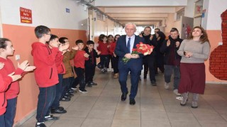 Ömrünün 46 yılını öğrencilerine adadı: Emekli olan öğretmene duygusal veda