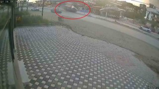 Orta refüje çarpan hafriyat kamyonunun devrildiği anlar kamerada
