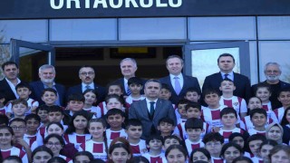 OSB Ortaokulunda bin 100 öğrenciye İnegölspor forması dağıtıldı