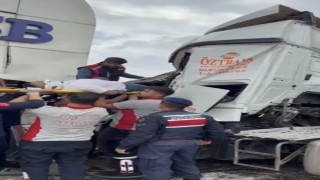 Osmaniyede tır OSB giriş kapısına çarptı, sürücü kabinde sıkıştı