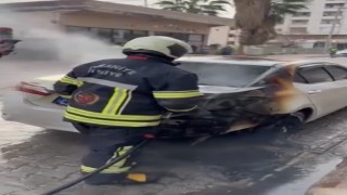 Osmaniyede yanan otomobile ilk müdahaleyi trafik polisi yaptı