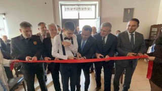 Otizmli iki gencin ilk kişisel resim sergisi: Renklerle Konuşuyoruz