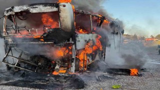 Otobüs alev topuna döndü, yolcular son anda kurtuldu