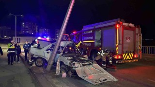 Otomobil aydınlatma direğine çarptı: 1i ağır, 2 yaralı
