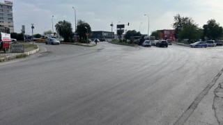 Otomobil çarptı, elektrikli bisiklet ikiye bölündü: Sürücü havada takla attı