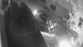 Otomobilden yol kenarına atılan kadının yardım çığlıkları