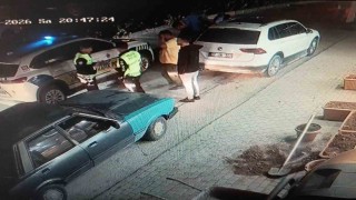 Otomobilin açılan kapısına çarpan elektrikli bisiklet sürücüsü metrelerce savurdu