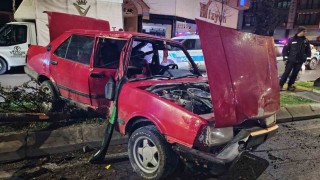 Otomobilin çarptığı ağaç karşı şeritteki aracın üzerine devrildi: 1 yaralı