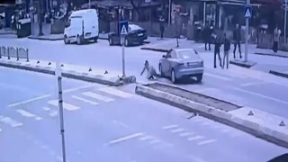 Otomobilin yayaya çarptığı kaza kamerada