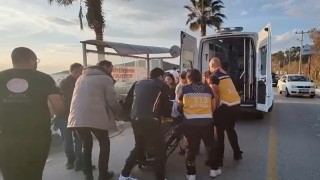 Otomobille çarpışan motosiklet durağa daldı: 2 yaralı