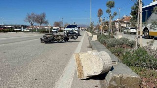 Otomobille çarpışan motosiklet karşı şeride sürüklendi: 1 yaralı