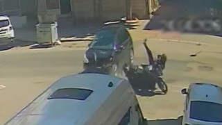 Otomobille çarpışan motosikletlinin savrularak yaralandığı kaza kamerada