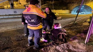 Otomobille çarpışan motosikletteki çift yaralandı