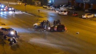 Otomobiller kafa kafaya çarpıştı; 2 yaralı