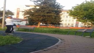 Parkta çocuğa oyuncak silahla atış talimi yaptırdı