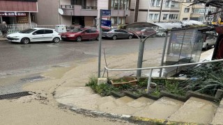 Patlayan su borusu nedeniyle her çamur içinde kaldı