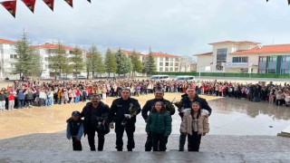 Polis abilerini çoşku ve sevinçle karşıladılar