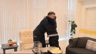 Polis olma hayali kuran gencin özel günü Emniyette kutlandı