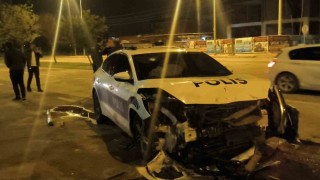 Polis otosuna çarpıp patlamış lastiklerle kaçtı, park halinde bulundu