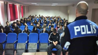 Polisin lise öğrencilerine yönelik eğitimleri devam ediyor