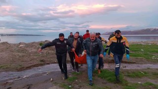Polisler soğuk havaya aldırış etmeden Van Gölüne girip vatandaşı kurtardı